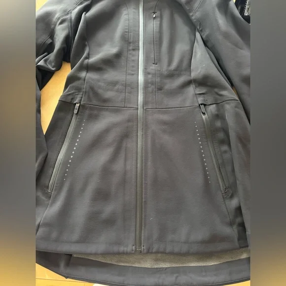 Lululemon Define Rain Jacket in Black, Size 8 - Picture 3 of 11